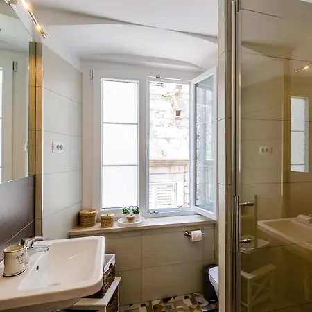 Midtown Apartment *